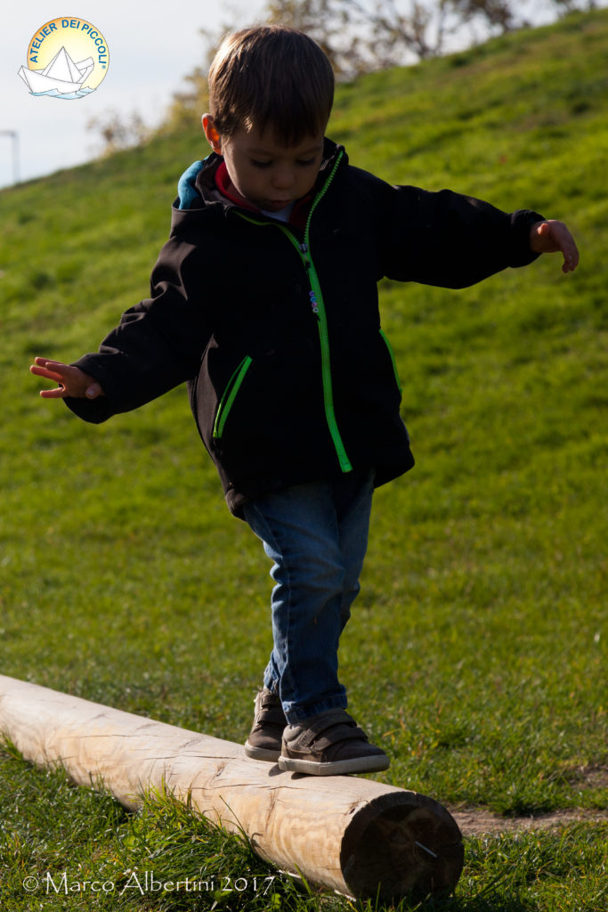 bambino su tronco bambino su tronco