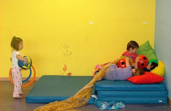 Bambini durante un'attività di psicomotricità relazionale all'Atelier dei Piccoli di Bologna